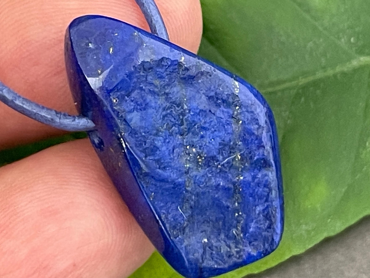 Lapislazuli Anhänger gebohrt – Ein Stück Himmel, das Sie begleiten kann