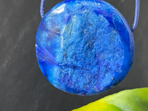 Großer Lapislazuli Anhänger gebohrt – Rundes Unikat in drei leuchtenden Blautönen