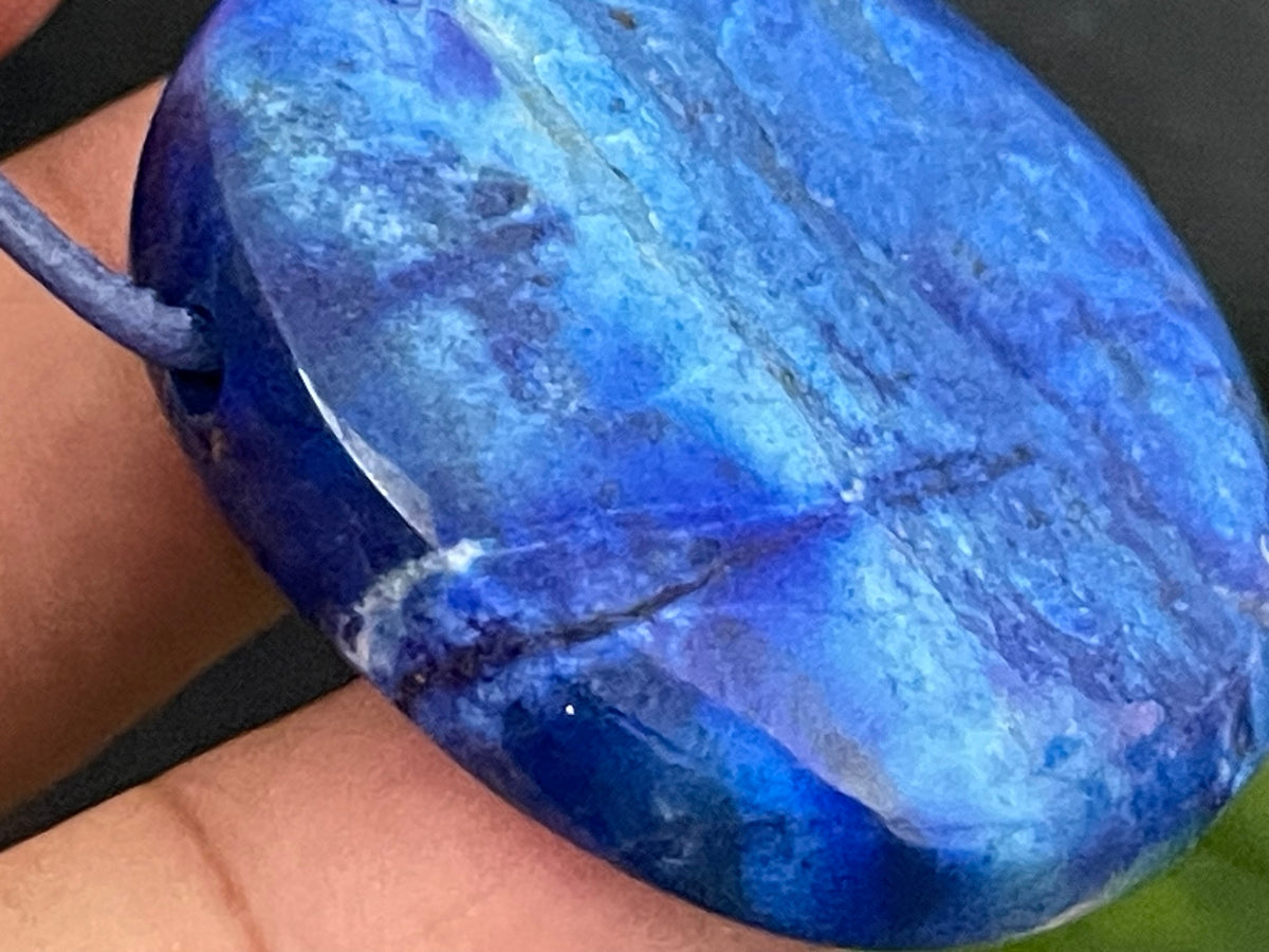 Großer Lapislazuli Anhänger gebohrt – Rundes Unikat in drei leuchtenden Blautönen